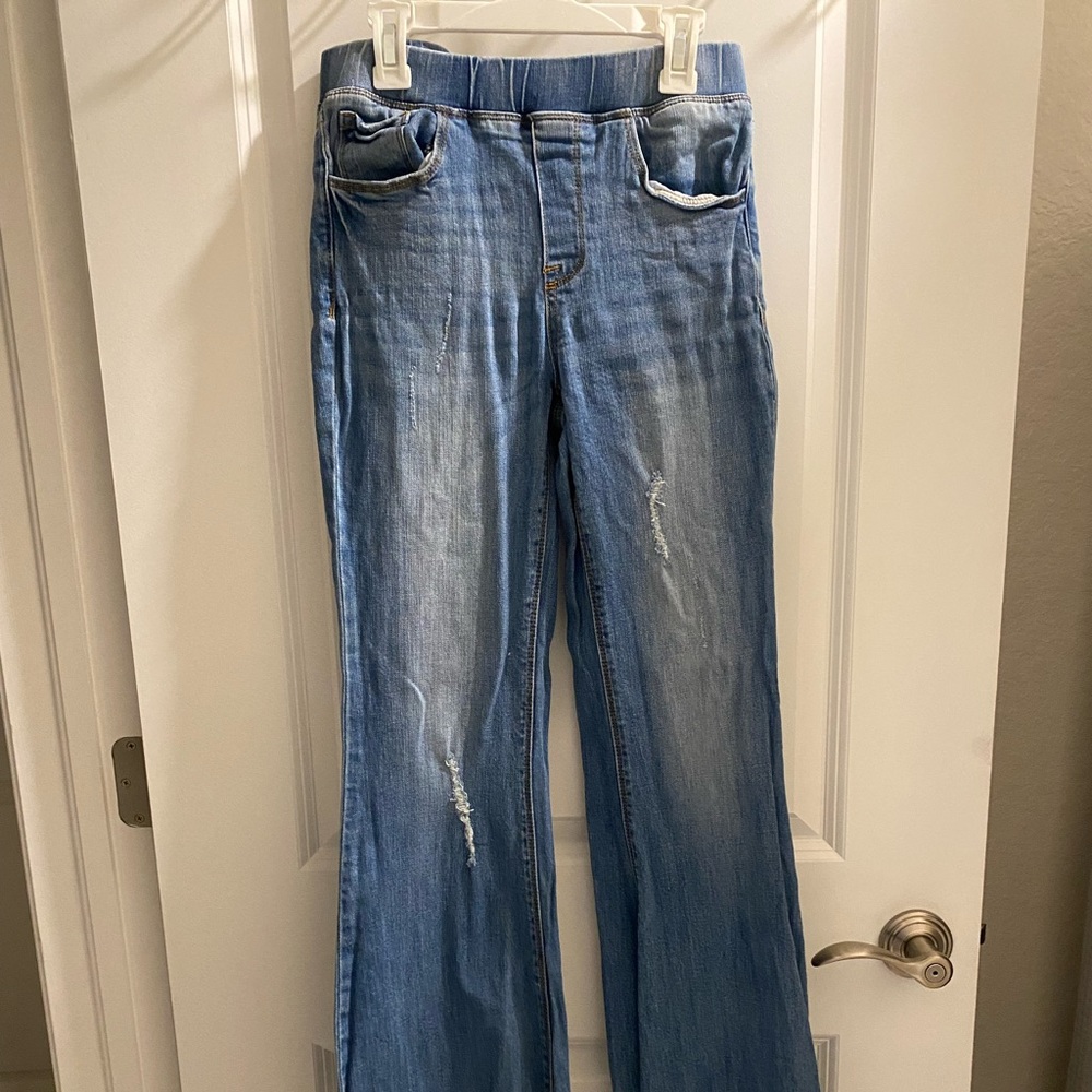 very cute jeggings with flair ripped bottoms